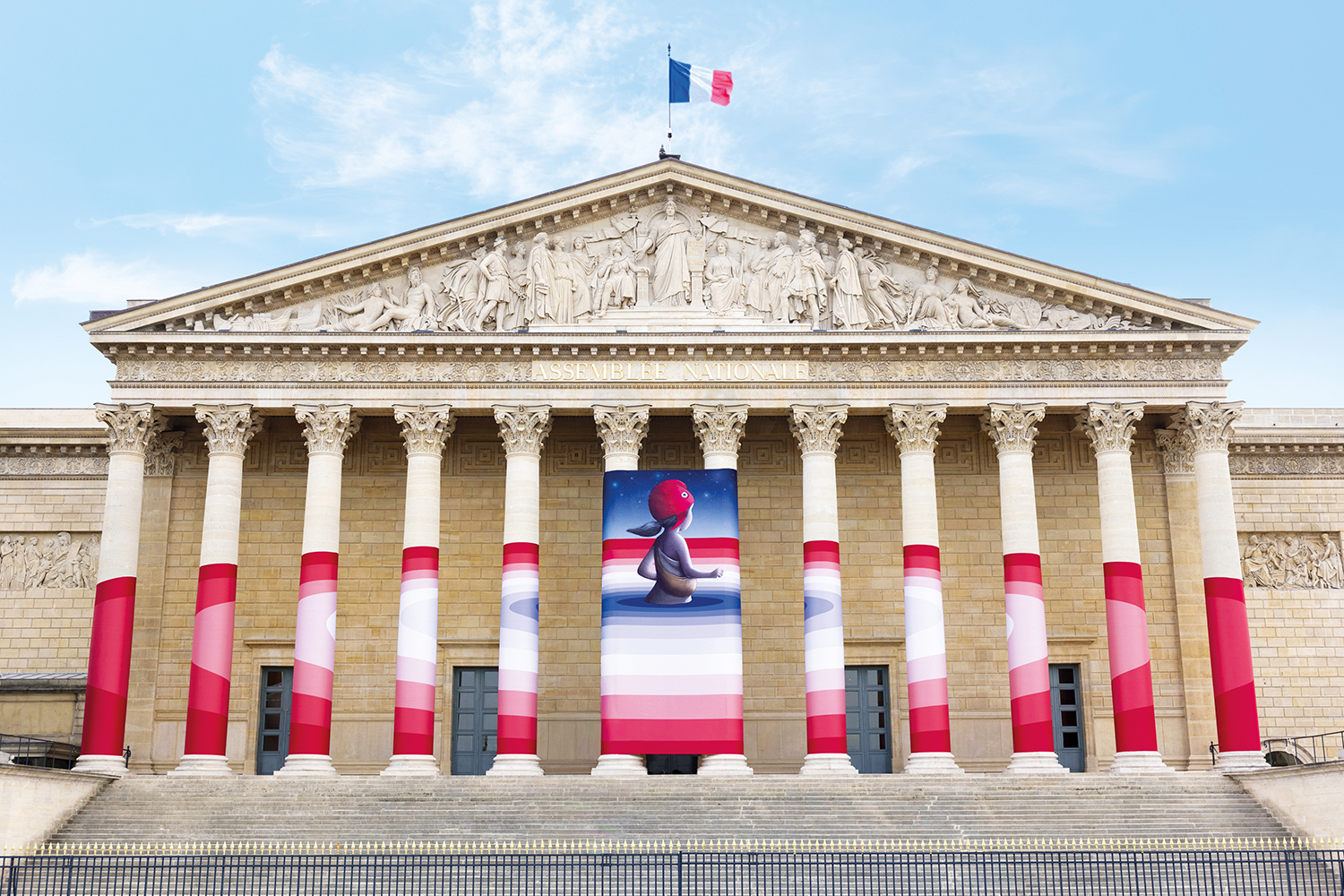 Marianne rêve sur la colonnade de l’Assemblée nationale